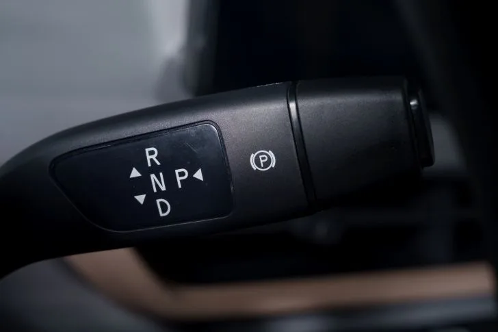 Cần số điện tử tích hợp sau vô lăng