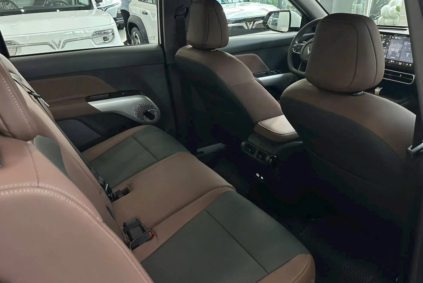 Không gian hàng ghế 2