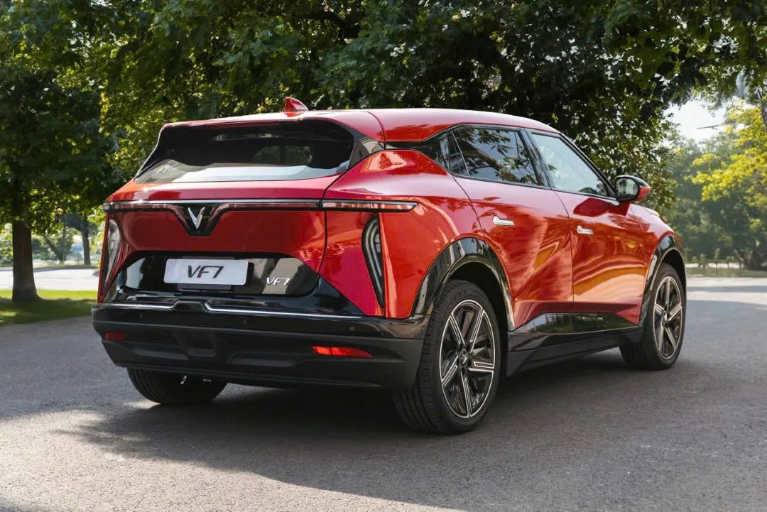 Đuôi xe ấn tượng với dải LED nối liền